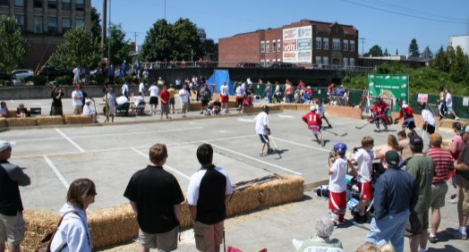 Street hockey 03 on a parking lot
                              facility with bale of straw as a side
                              fence, criminal "USA"