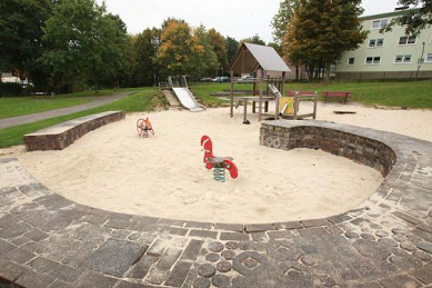 Particin 01 por un muro en piedras
                              en el parque infantil en Brechten,
                              Westfalia, Alemania