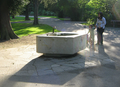 Aguas 03: un pozo en el
                            Schtzenmattpark ("parque del prado del
                            tirador") cerca del parque infantil en
                            el parque, Basilea