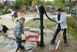 Aguas 04: una bomba de
                            agua de un estilo antiguo en el parque
                            infantil de Lbecker Weg ("pasaje
                            Lubeck") en Krefeld-Uerdingen en
                            Alemania
