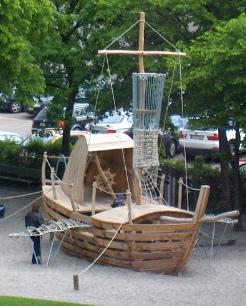 Fantasa 04: un barco
                            volante con alas en el parque infantil de
                            Zurich Wiedikon