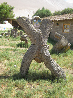 Escultura humana de ramos fuertes en la
                            granja "Eco Truly" en el valle
                            Lluta en la regin de Arica en Chile