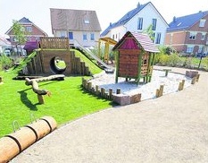 Parque infantil sin rboles y casi sin
                            sombra en Egelsbach cerca de Darmstadt en
                            Alemania