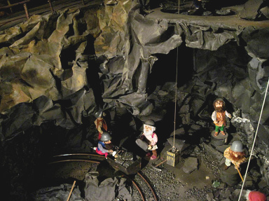 Bosque de cuentos en Ibbenbueren 08,
                            enanos en la minera