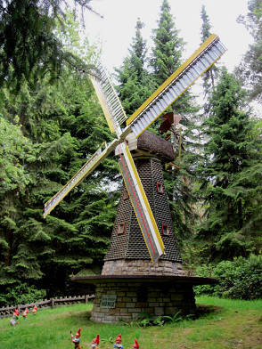 Bosque de cuentos en
                            Ibbenbueren 09, un molino de viento