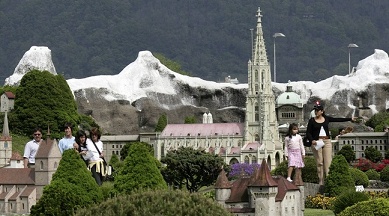 Swiss Miniature 03, catedral de Berna
                              con las montaas del Oberland berns
                              (Eiger, Monje y Virgen)