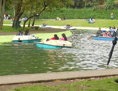 Circuito de agua con barcos pedalos
                            (velomares) y un bote der remos en el parque
                            Carolina en Quito, Ecuador