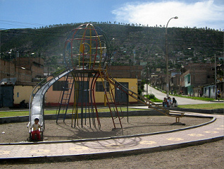Tobogn doble en la forma de una
                            escultura de globo multicolor 02, Ayacucho,
                            Avenida Prolongacin de la Libertad, Per