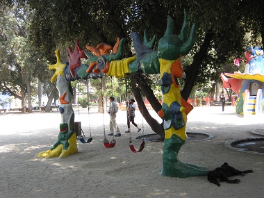 Grupo de columpios 04 en la plaza
                                  Brasil en Santiago de Chile en una
                                  forma multicolor fabulosa [7]. La
                                  interpretacin es a cada uno...