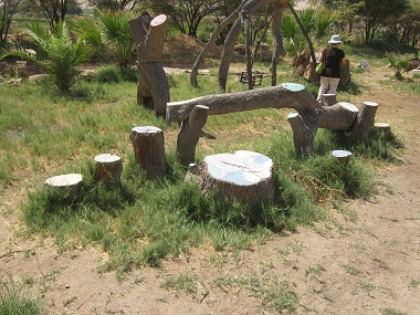 Bolardos para saltar 02 con un
                                    tronco para balancear, en la granja
                                    de Hari Krishna "Eco
                                    Truly" en el valle Lluta cerca
                                    de Arica en Chile
