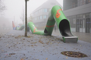 Serpiente de
                                  juego 04 en el centro de la ciudad de
                                  Velbert (cerca de Wuppertal),
                                  Alemania, con neblina