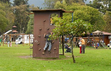Trepar 11: muro de trepa en el
                                    parque Ejido en Quito, Ecuador
