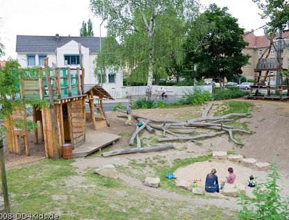 Troncos para
                                  balancear 02: es un conjunto de
                                  troncos en el parque infantil
                                  "Biberburg" ("castillo
                                  del castor") en Dresden,
                                  Alemania