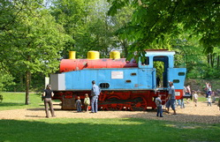 Una locomotora real en el
                                      parque infantil de Alsdorf cerca
                                      de Aachen, Renania, Alemania