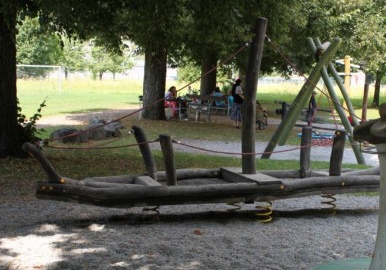 Barco que se mueve en
                                      muelles, parque infantil de
                                      Reichenfeld en Feldkirch, Austria