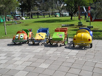 Coches de pedales para alquilar 02,
                              parque Ejido en Quito en Ecuador
