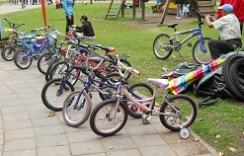 Alquilar bicicletas para nios con
                            puesto de refacciones en el parque Ejido en
                            Quito, Ecuador