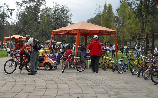 Bicicleta 02: alquilar una bicicleta
                              de nio 02 tambin con bicicletas para
                              juveniles en el parque Ejido en Quito,
                              Ecuador