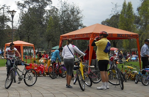 Bicicleta 03: alquilar una
                                        bicicleta tambin para adultos
                                        01 en el parque Ejido en Quito,
                                        Ecuador