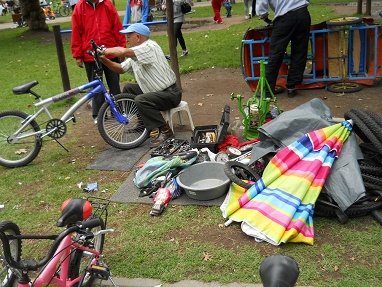 Bicicleta 05: puesto de refacciones
                              02 en el parque Ejido en Quito, Ecuador