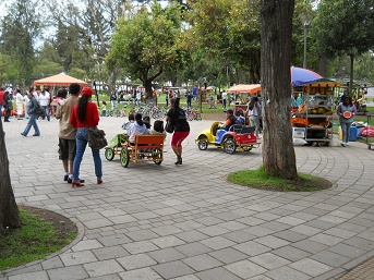Manejar un coche de pedales 01,
                              parque Ejido en Quito, Ecuador