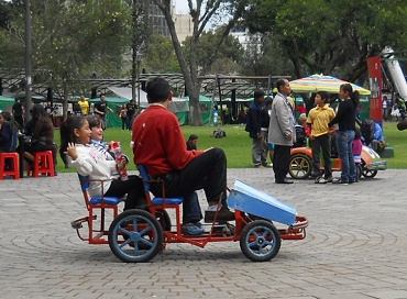 Manejar un coche de pedales 02,
                              parque Ejido en Quito, Ecuador