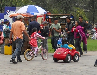 Manejar un coche de pedales 03,
                              parque Ejido en Quito, Ecuador