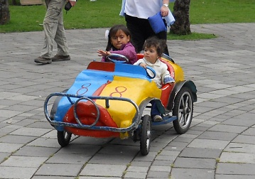 Manejar un coche de pedales 05,
                              parque Ejido en Quito, Ecuador
