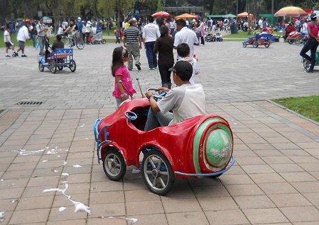 Manejar un coche de pedales 07,
                              parque Ejido en Quito, Ecuador