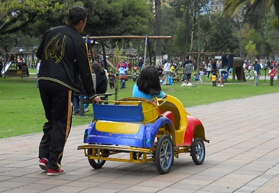 Manejar un coche de pedales 08,
                              parque Ejido en Quito, Ecuador