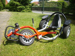 Manejar un coche de
                            pedales 15, un coche con asiento reclinable,
                            Goehren-Lebbin, Alemania