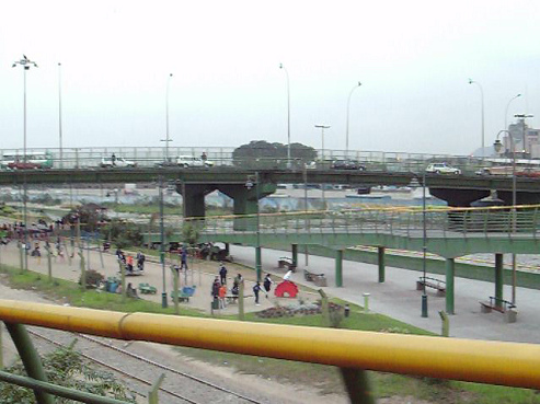 Tren en un parque 07: la
                                      vista del tren a la zona infantil
                                      en el parque Muralla, Lima, Per