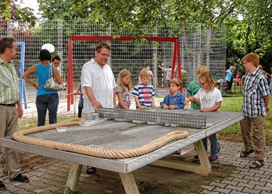 Fiesta en el parque
                              infantil 10, tenis de mesa convertido en
                              un parque de bolitas en Ilvesheim, regin
                              de Mannheim, Alemania