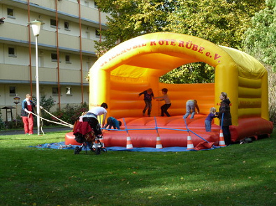 Fiesta en el parque
                              infantil 11, castillo de saltar inflable
                              en el distrito de Motzberg en Kassel,
                              Alemania