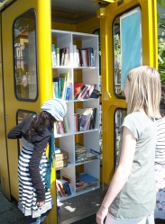 Fiesta en el parque
                              infantil 13, cambio de libros en una
                              cabina telefnica vaca, Kassel, Alemania