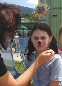 Fiesta en el parque
                              infantil 20, maquillaje de nios en una
                              fiesta infantil en la localidad de
                              Bodenmais en la selva bvara, Alemania