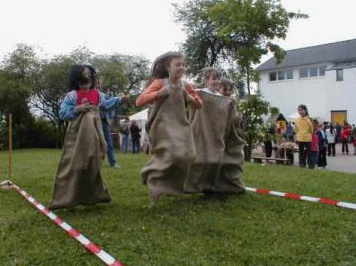 Fiesta en el parque
                              infantil 23, carrera de sacos de una
                              escuela primaria en Wittlich-Bombogen,
                              regin de Trier, Alemania