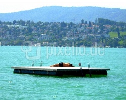 Aguas 01,
                        una balsa en el lago de Zurich
