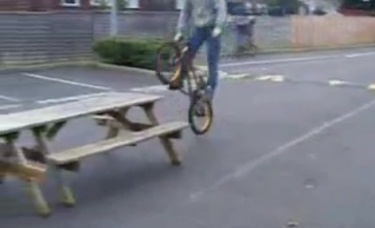 Patinaje 24: ir de bicicleta en una mesa
                          en el distrito Horfield en Bristol,
                          Inglaterra