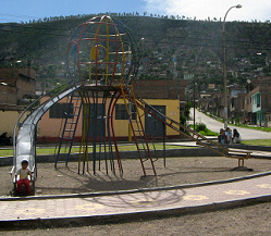 Un tobogn doble en forma de un globo
                      colorado, Ayacucho, Avenida Prolongacin de la
                      Libertad, Per