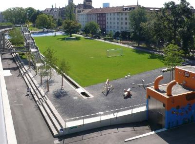 Spielplatzbereiche mit Feldern und
                              Spielgerten, Dreirosen-Anlage in Basel