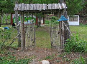 Eingangstor 04 zum
                          Spielplatz von Tsachopen in der Region
                          Oxapampa, Peru