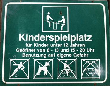 Spielplatz-Schild 01 mit Logos, Bodman
                          bei berlingen, Deutschland
