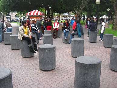 Sitzpoller 01 im
                                Kennedy-Park in Lima-Miraflores