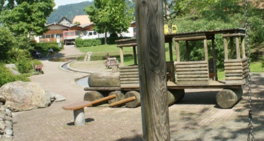 Wasser 01: Bach
                                neben Spielplatz in Thun, Schweiz