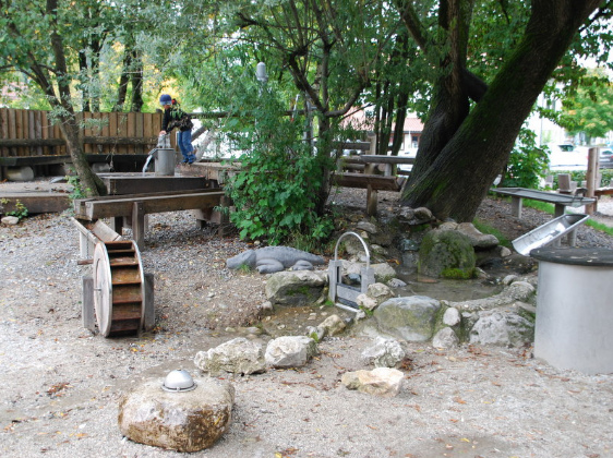 Wasserspielplatz in Frasdorf in
                                  Bayern, Deutschland, mit Kanlen,
                                  Mhlrad und Kanalschiebern
