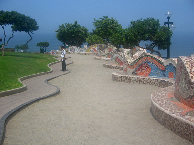 Fantasie 05: Sitzbank in
                                  Wellenform mit Mosaiken im Park der
                                  Verliebten, Lima-Miraflores, Peru
