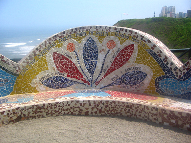 Fantasie 05: Sitzbank in
                                  Wellenform mit Mosaiken im Park der
                                  Verliebten,, Lima-Miraflores, Peru