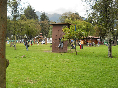 Spielplatz mit grossen
                            Bumen, Ejido-Park in Quito, Ecuador