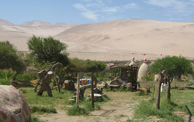 Spielplatz ohne hohe
                            Bume auf der Hari-Krishna-Farm "Eco
                            Truly" im Lluta-Tal bei Arica in Chile